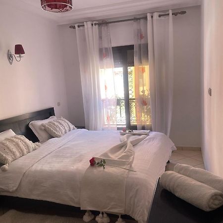 Magnifique Appartement Spacieux Confort Propre Familial 2 Chambres Salon Et Salle A Manger A 20Mn A Pied De Place Jemaa El Fina 4 Piscines Dans Espace De Golf A 12 Mn En Voitures L Entree Est Gratuit Pour La Clientele Ouvert Entre 10H Et 20H Marrakesh Eksteriør billede