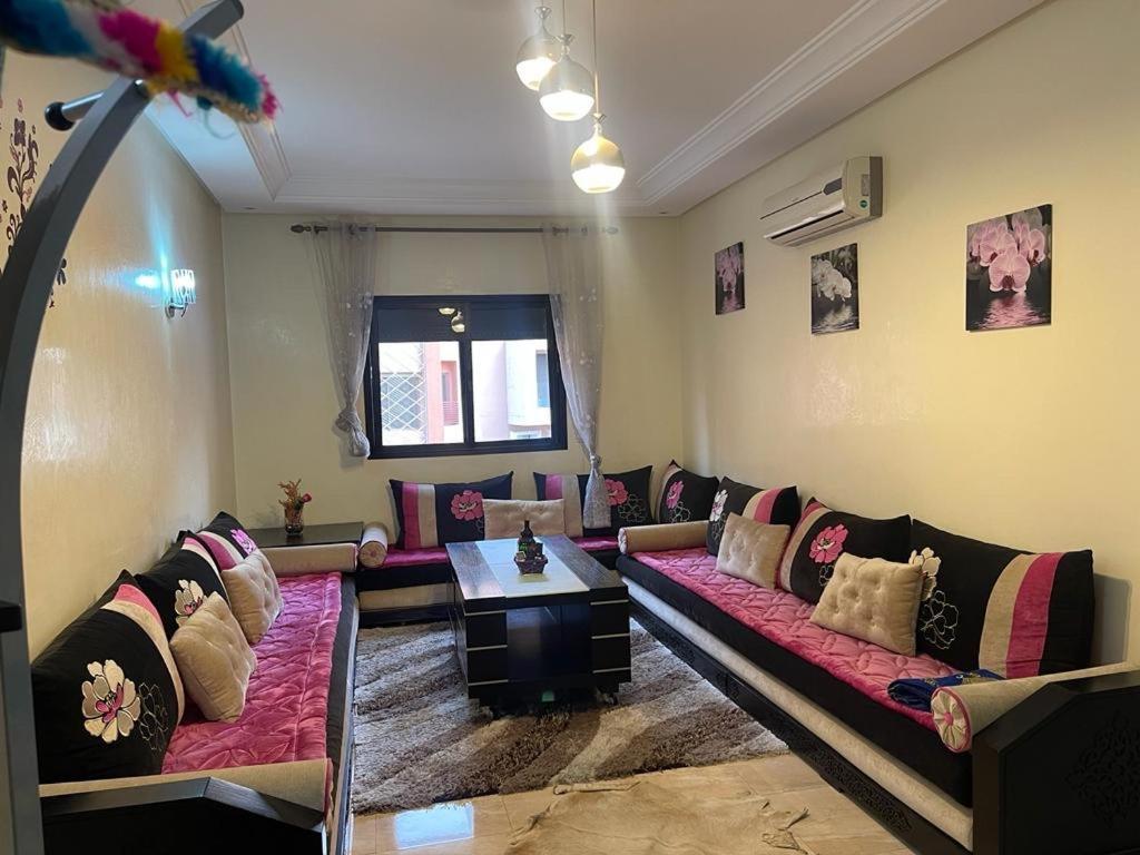 Magnifique Appartement Spacieux Confort Propre Familial 2 Chambres Salon Et Salle A Manger A 20Mn A Pied De Place Jemaa El Fina 4 Piscines Dans Espace De Golf A 12 Mn En Voitures L Entree Est Gratuit Pour La Clientele Ouvert Entre 10H Et 20H Marrakesh Eksteriør billede