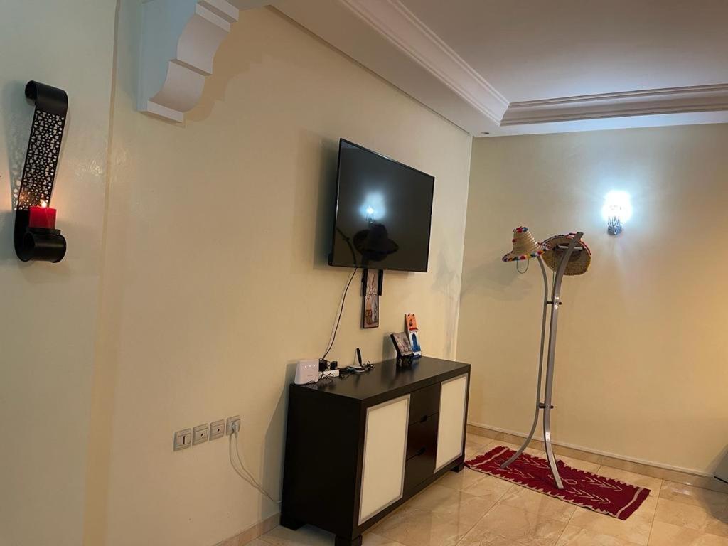 Magnifique Appartement Spacieux Confort Propre Familial 2 Chambres Salon Et Salle A Manger A 20Mn A Pied De Place Jemaa El Fina 4 Piscines Dans Espace De Golf A 12 Mn En Voitures L Entree Est Gratuit Pour La Clientele Ouvert Entre 10H Et 20H Marrakesh Eksteriør billede