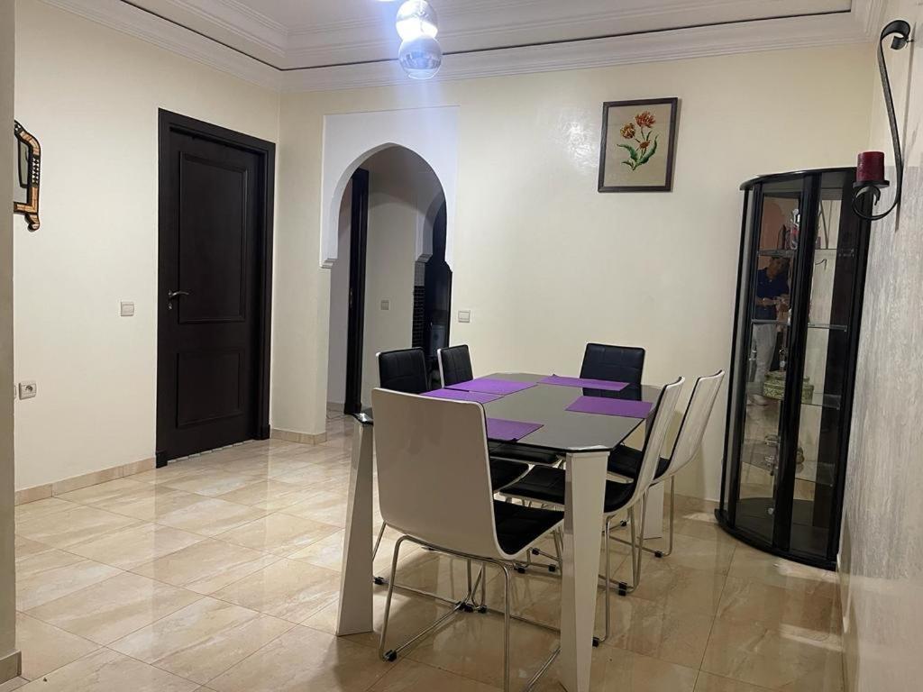 Magnifique Appartement Spacieux Confort Propre Familial 2 Chambres Salon Et Salle A Manger A 20Mn A Pied De Place Jemaa El Fina 4 Piscines Dans Espace De Golf A 12 Mn En Voitures L Entree Est Gratuit Pour La Clientele Ouvert Entre 10H Et 20H Marrakesh Eksteriør billede