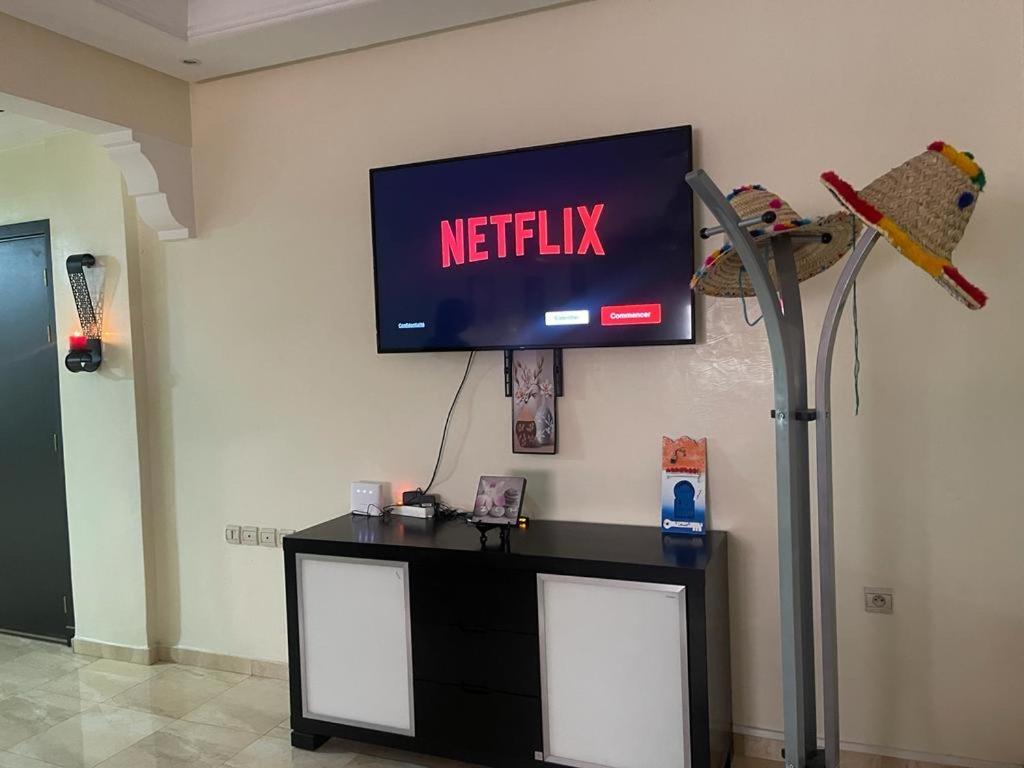 Magnifique Appartement Spacieux Confort Propre Familial 2 Chambres Salon Et Salle A Manger A 20Mn A Pied De Place Jemaa El Fina 4 Piscines Dans Espace De Golf A 12 Mn En Voitures L Entree Est Gratuit Pour La Clientele Ouvert Entre 10H Et 20H Marrakesh Eksteriør billede