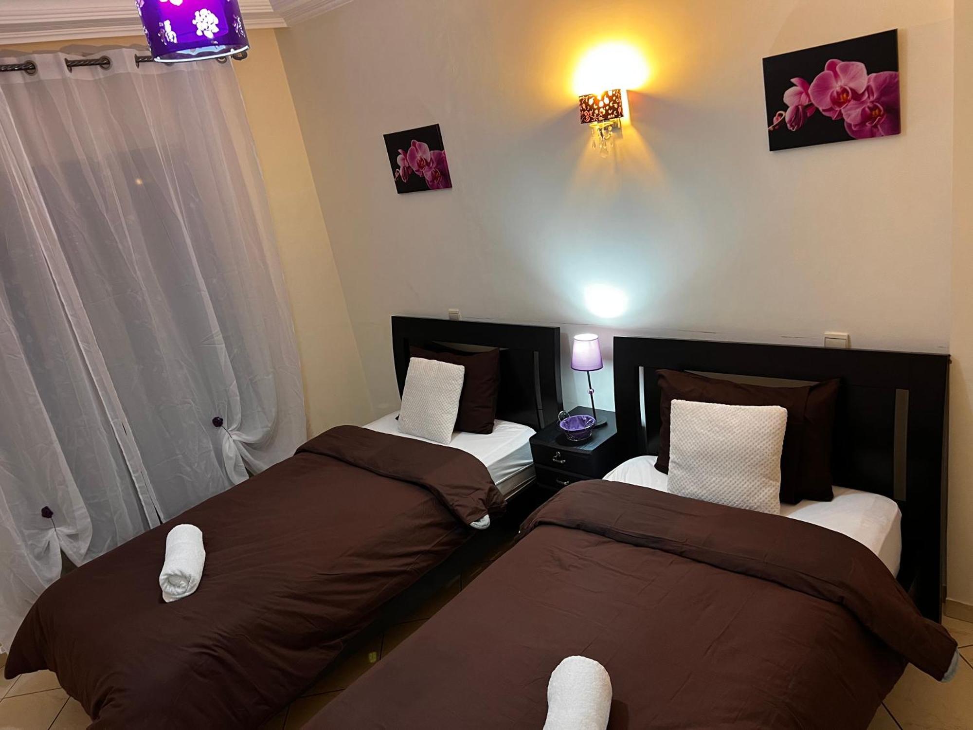 Magnifique Appartement Spacieux Confort Propre Familial 2 Chambres Salon Et Salle A Manger A 20Mn A Pied De Place Jemaa El Fina 4 Piscines Dans Espace De Golf A 12 Mn En Voitures L Entree Est Gratuit Pour La Clientele Ouvert Entre 10H Et 20H Marrakesh Eksteriør billede