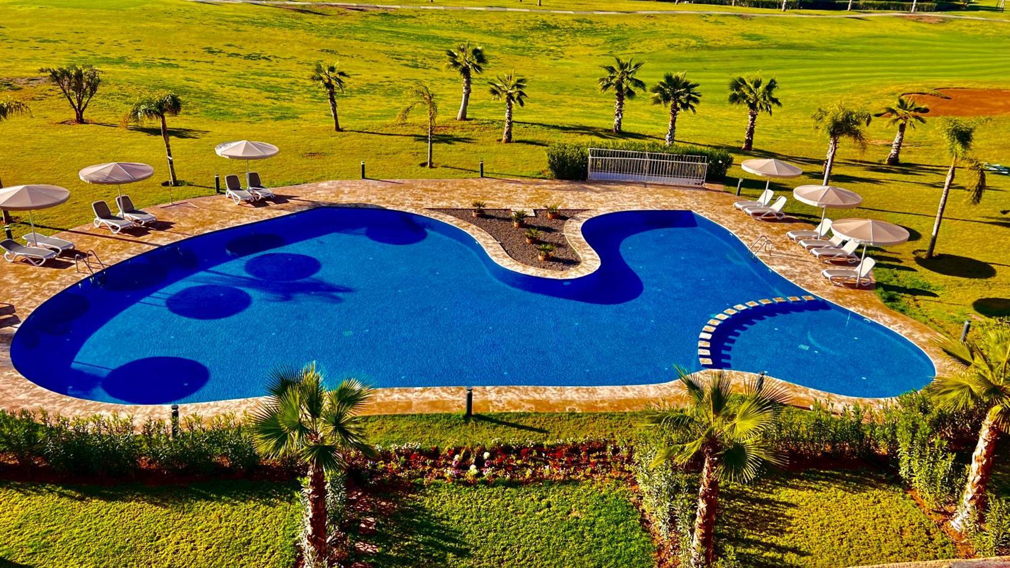 Magnifique Appartement Spacieux Confort Propre Familial 2 Chambres Salon Et Salle A Manger A 20Mn A Pied De Place Jemaa El Fina 4 Piscines Dans Espace De Golf A 12 Mn En Voitures L Entree Est Gratuit Pour La Clientele Ouvert Entre 10H Et 20H Marrakesh Eksteriør billede