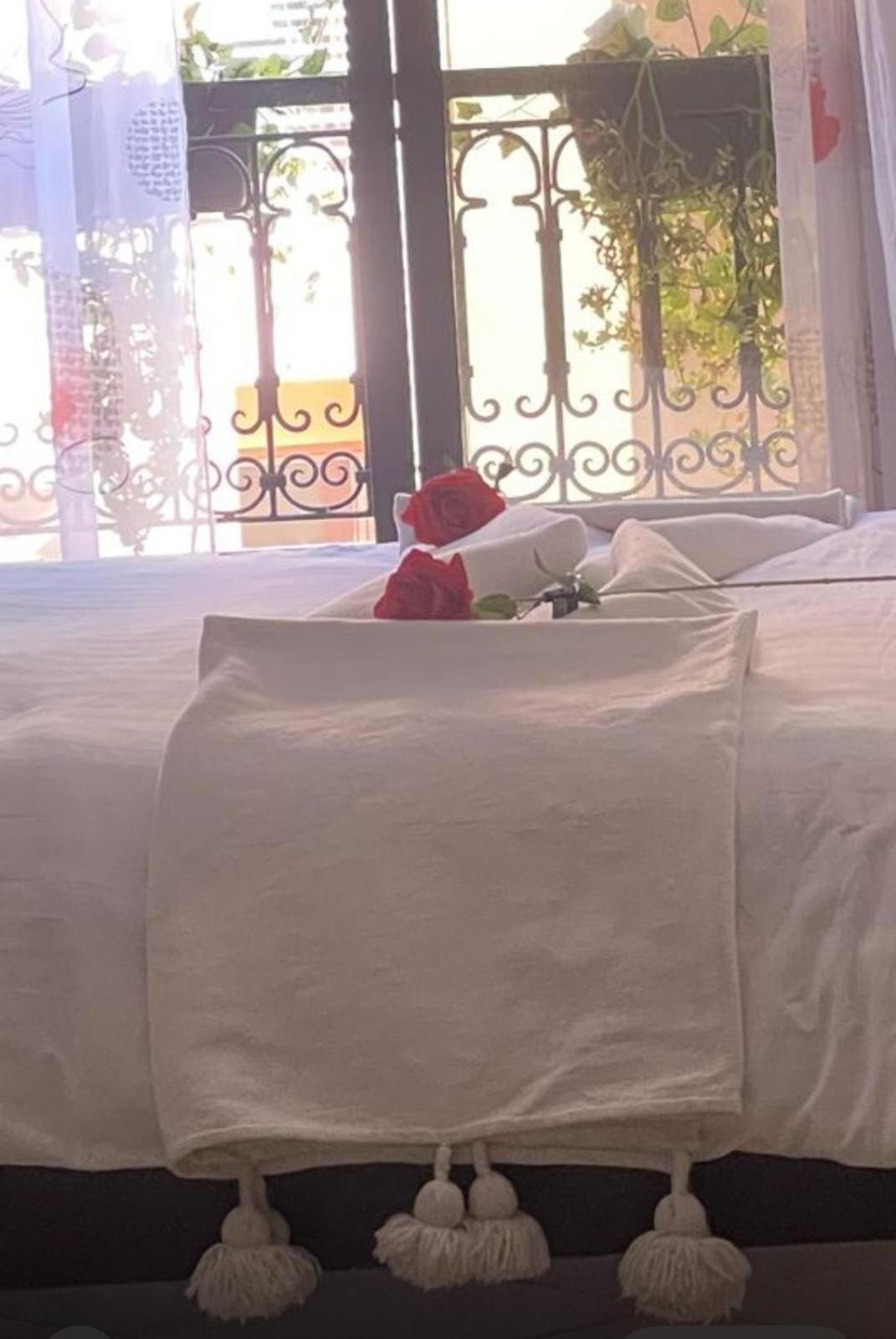 Magnifique Appartement Spacieux Confort Propre Familial 2 Chambres Salon Et Salle A Manger A 20Mn A Pied De Place Jemaa El Fina 4 Piscines Dans Espace De Golf A 12 Mn En Voitures L Entree Est Gratuit Pour La Clientele Ouvert Entre 10H Et 20H Marrakesh Eksteriør billede