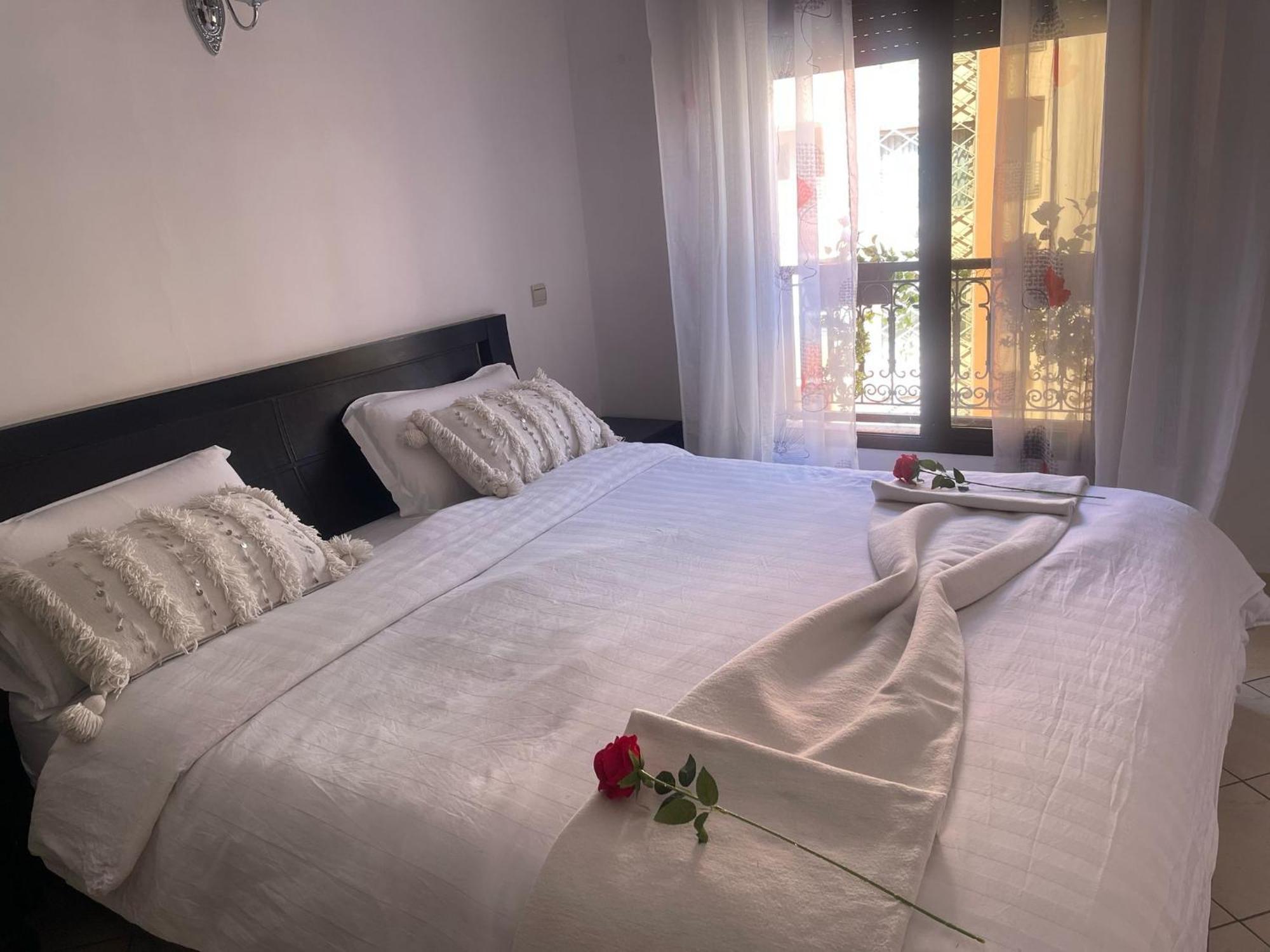 Magnifique Appartement Spacieux Confort Propre Familial 2 Chambres Salon Et Salle A Manger A 20Mn A Pied De Place Jemaa El Fina 4 Piscines Dans Espace De Golf A 12 Mn En Voitures L Entree Est Gratuit Pour La Clientele Ouvert Entre 10H Et 20H Marrakesh Eksteriør billede