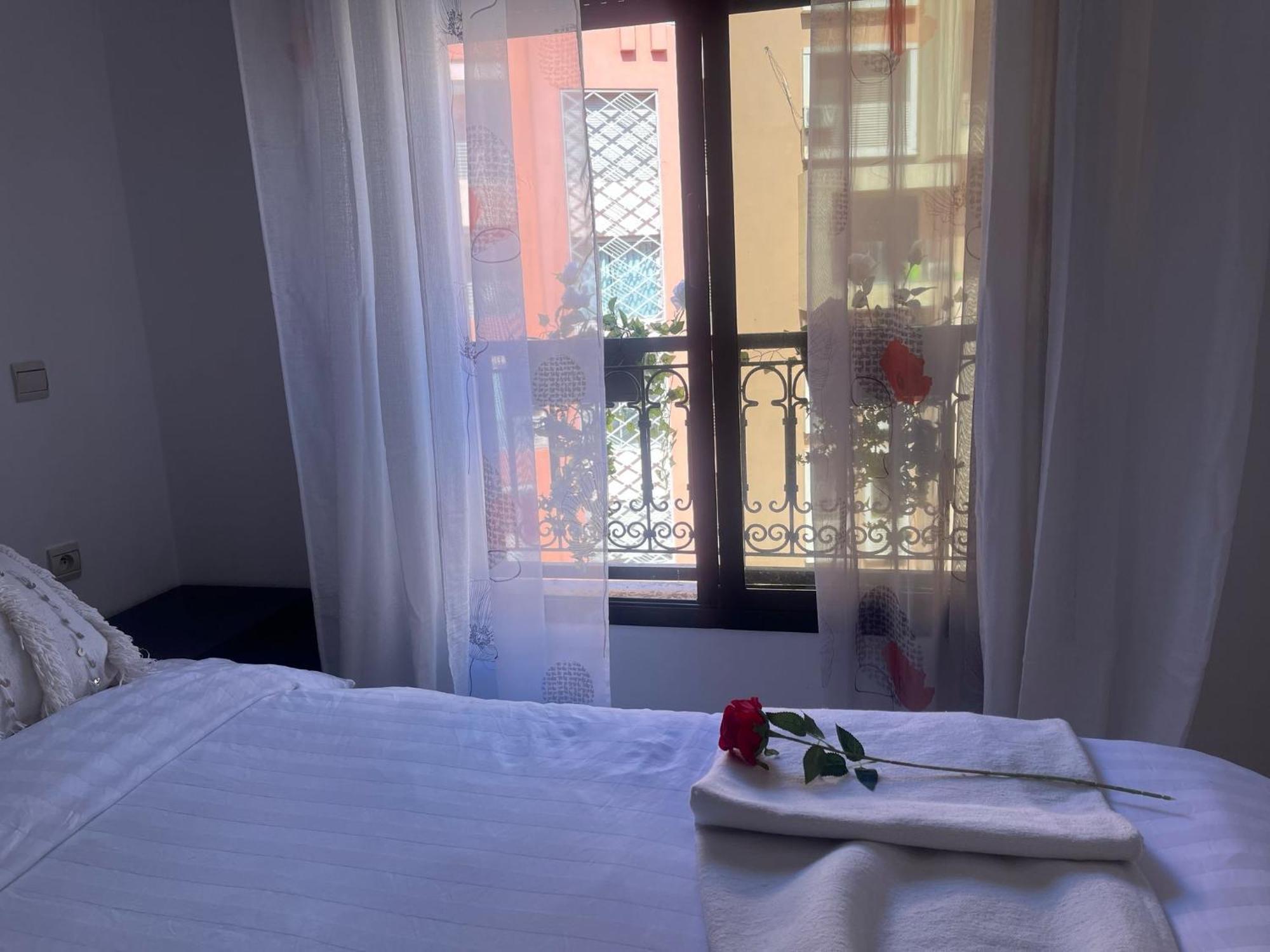 Magnifique Appartement Spacieux Confort Propre Familial 2 Chambres Salon Et Salle A Manger A 20Mn A Pied De Place Jemaa El Fina 4 Piscines Dans Espace De Golf A 12 Mn En Voitures L Entree Est Gratuit Pour La Clientele Ouvert Entre 10H Et 20H Marrakesh Eksteriør billede